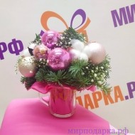 Композиция в кружке с конфетами и новогодними шарами - Интернет магазин шаров, цветов и подарков