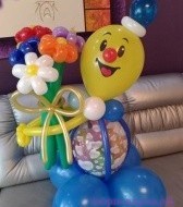 Мальчик-клоун с букетом - Интернет магазин шаров, цветов и подарков